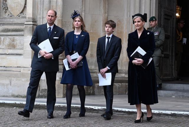  Кралицата уважи просълзена паметта на починалия принц Филип 