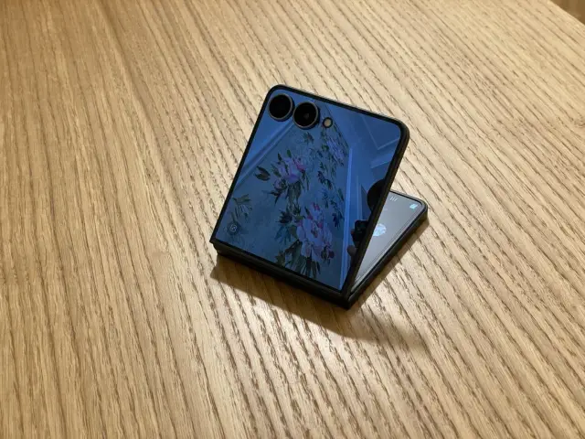 Запознаваме ви първи с новите сгъваеми смартфони на Samsung. Ето и колко струват у нас