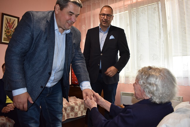 Инж. Добромир Добрев се поклони и целуна ръка на 100-годишната Златка Цветанска