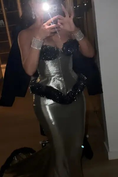 Ким Кардашиян позира на Коледа в рокля от 1986 г. СНИМКА