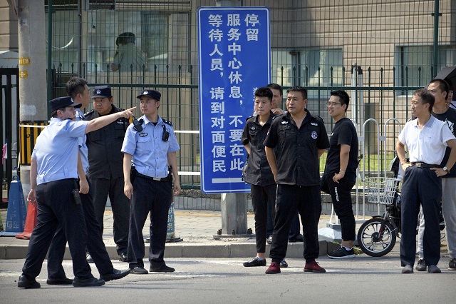 Бомба пред американското посолство в Пекин (СНИМКИ)