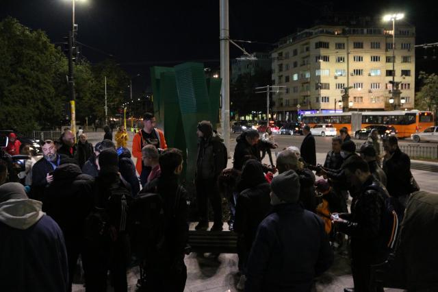  Граждани възпламениха маски в символ на митинг 