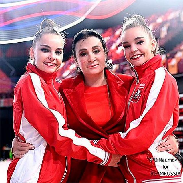  Обличат в злато сребърния орден на Дина Аверина 