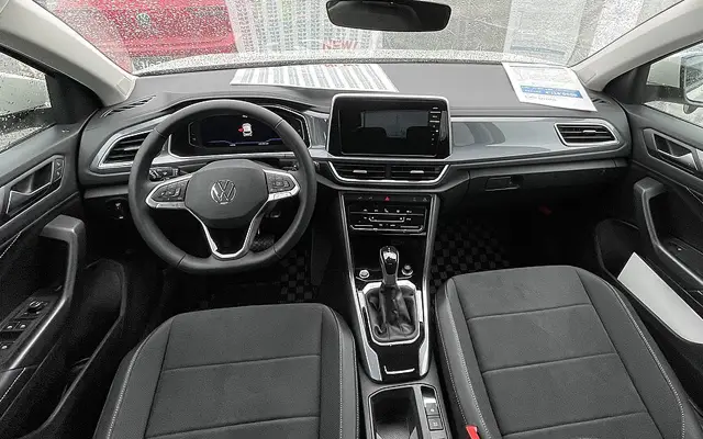 Автомобилът на остаряло +/-: Volkswagen T-Roc (плюс БГ цени)