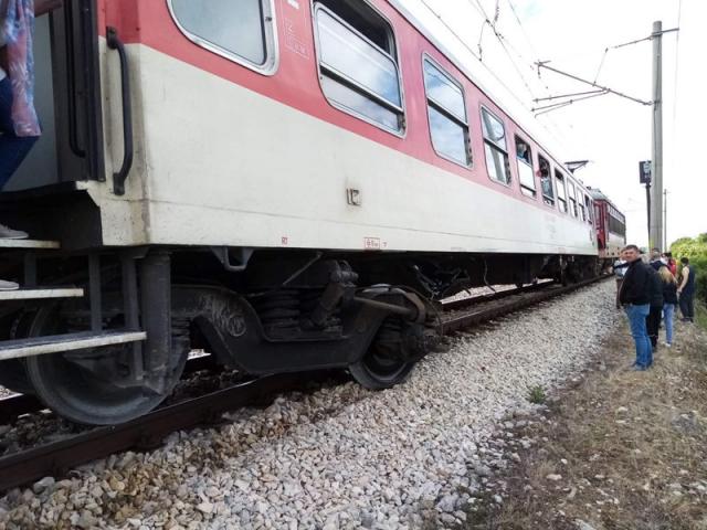 Бързият влак от Варна за София дерайлира след удар с лек автомобил