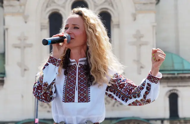 "Гиздавата" Деси Добрева на 45 г.: Няма спирка за любовта към музиката