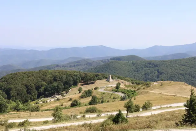  Руският дипломат сервира цветя на Шипка 