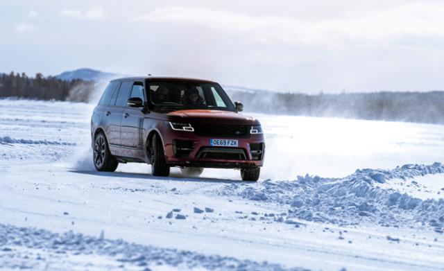 Антъни Джошуа и специалната снежна инсталация на Range Rover