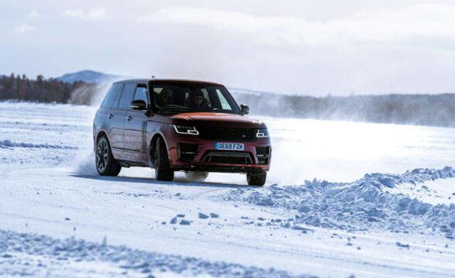  Антъни Джошуа и специфичната снежна апаратура на Range Rover 