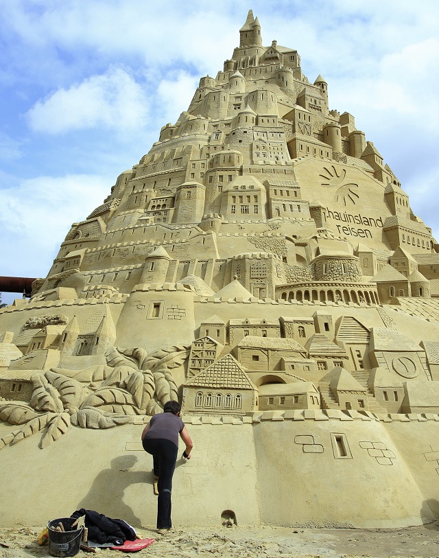 Гигантски замък от пясък за "Гинес" (СНИМКИ)