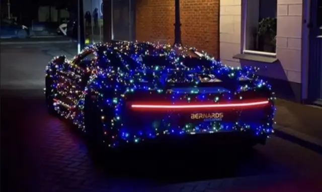 Bugatti Chiron се превърна в едно от най-скъпите коледни дървета в света (ВИДЕО)