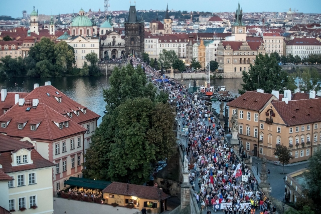 Хиляди на протест в Чехия срещу правителството