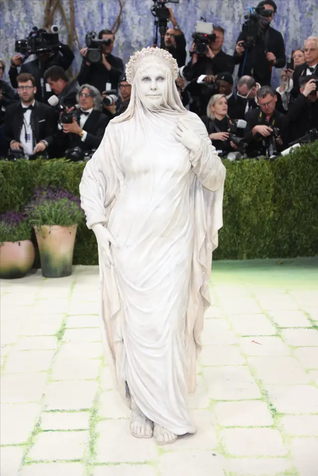 "Модата е изкуство": Met Gala 2026 събра погледите с блясък, голота и екстравагантни костюми (СНИМКИ)
