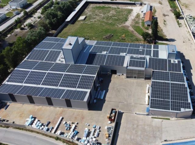 Как фирмите в България сами произвеждат електричество от слънцето