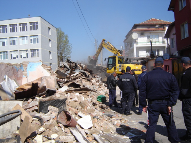 Продължава събарянето на постройки в пловдивската "Шекер махала" (СНИМКИ)