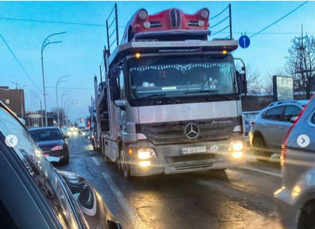  Автовоз с коли за няколко милиона $ 