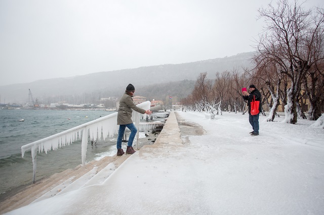 Сняг и студ блокираха Балканите. Адриатическо море замръзна (СНИМКИ)