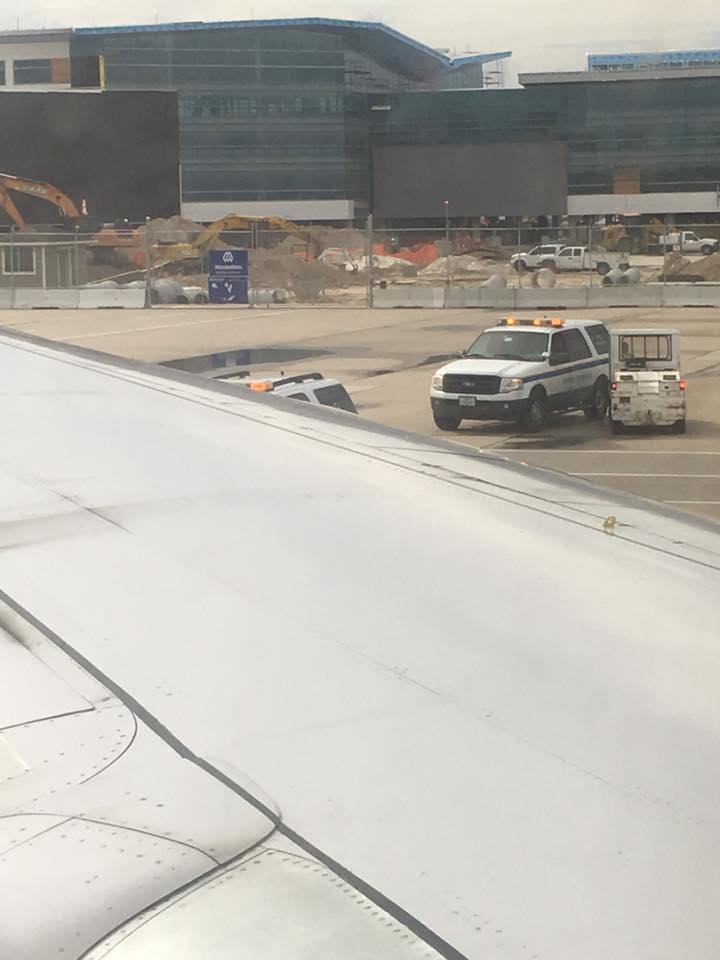 Без обвинения за пътник, който скочи от движещ се самолет на летище в САЩ