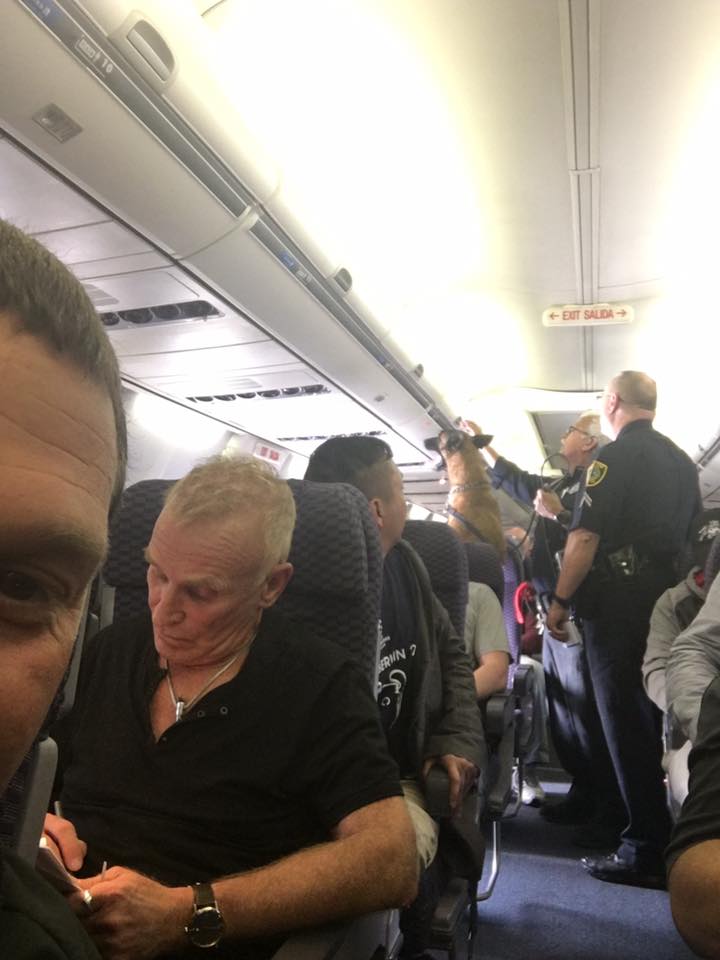 Без обвинения за пътник, който скочи от движещ се самолет на летище в САЩ