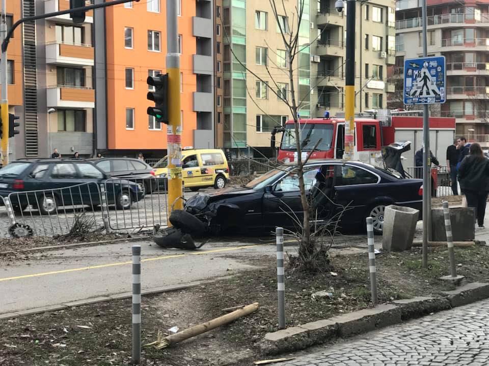 Зрелищна катастрофа в София (СНИМКИ)