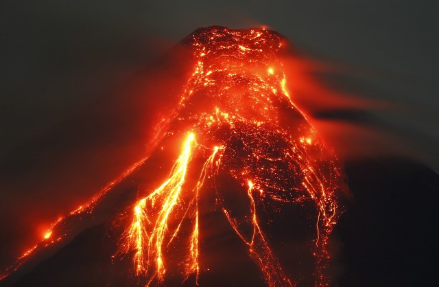 Божествено, но смъртоносно! 75 500 евакуирани заради вулкан