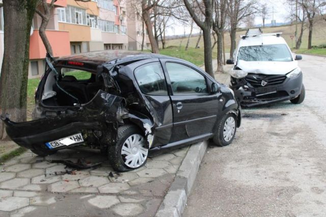 Шофьорка помете три паркирани коли в Благоевград (СНИМКИ) - 3