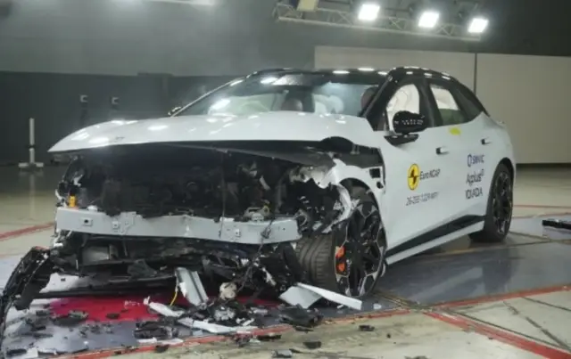 Германското срещу китайското инженерство - краш тестове на BMW iX3 Neue Klasse и Zeekr 7GT (ВИДЕО)