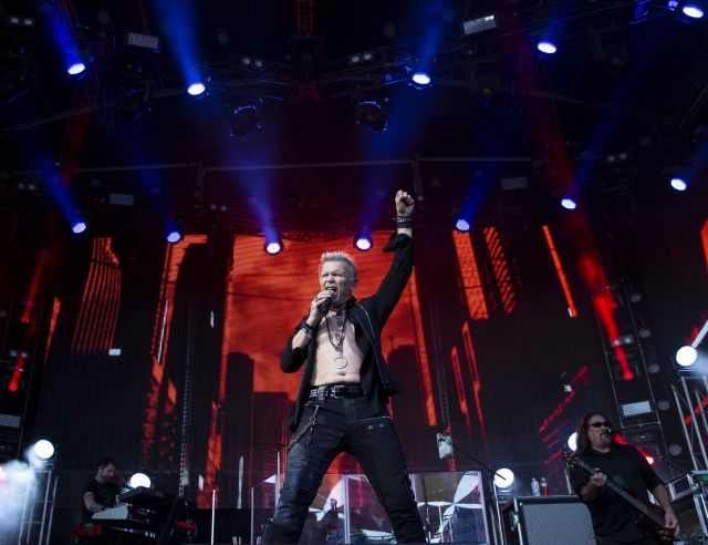  Били Айдъл към момента на върха и на 65 година 