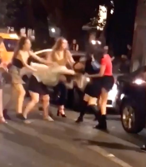 Страховит нощен бой спретнаха 10 жени насред улица  (ВИДЕО)