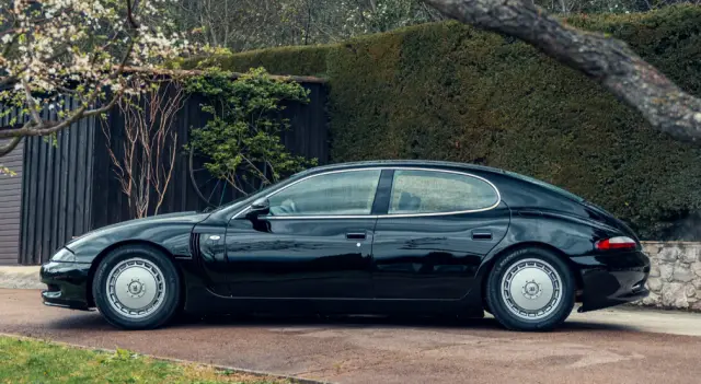 Продава се едно от трите съществуващи Bugatti EB112