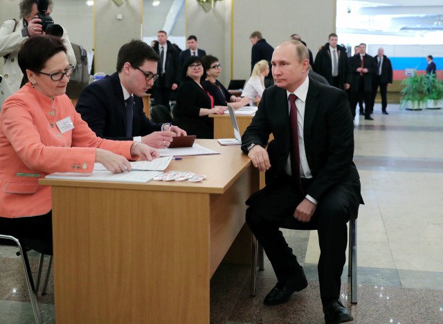Путин гласува за президент на Русия (СНИМКИ)