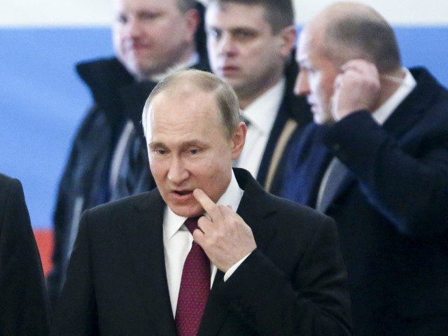 Путин гласува за президент на Русия (СНИМКИ)