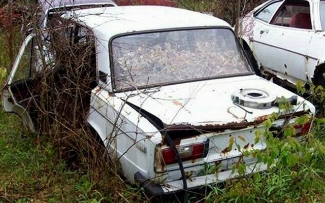 Автомобилно гробище от Лади, но... зад Океана