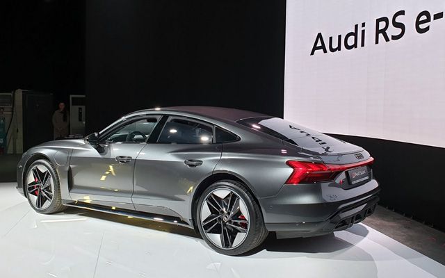 Audi представи в България най-мощната си кола... с цена от 360 000 лева!