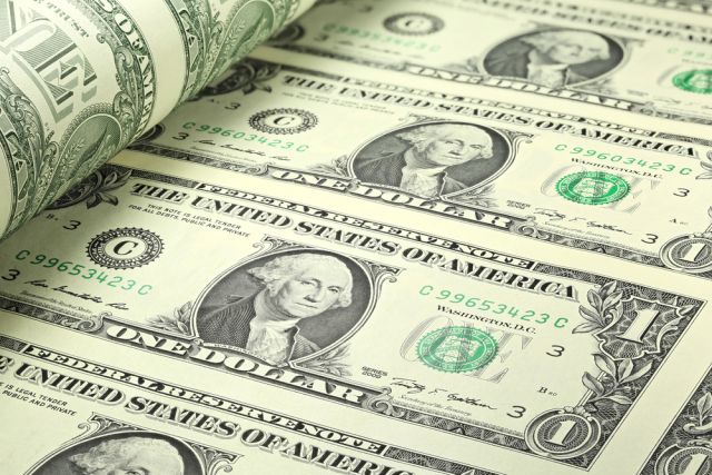 Доларът отново поскъпва към еврото и паунда