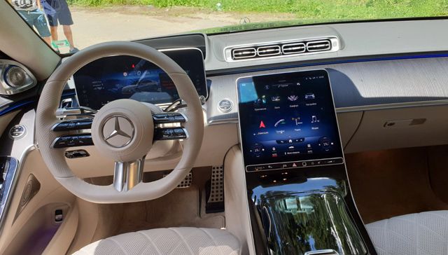 Тествахме най-новата S-Klasse на Mercedes: Тя шофира сама и отгатва желания