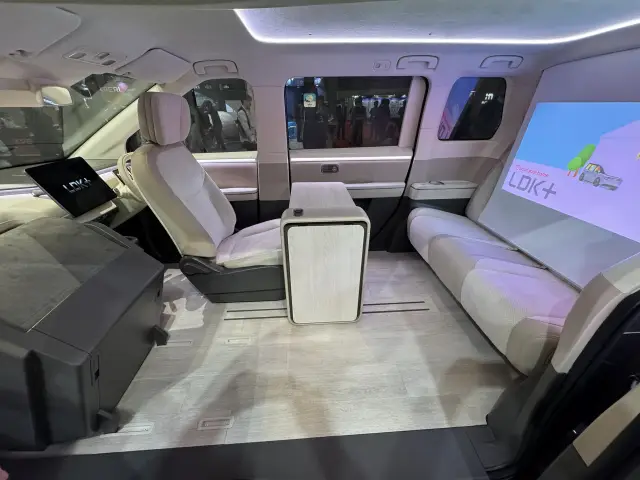 Sharp LDK+: Когато телевизор и хладилник решиха да се превърнат в кола