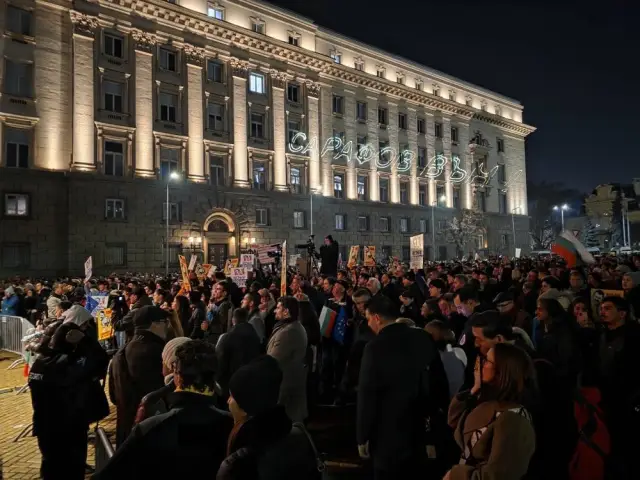 Граждани се събират на нови митинги в София и в други огромни градове (СНИМКИ)