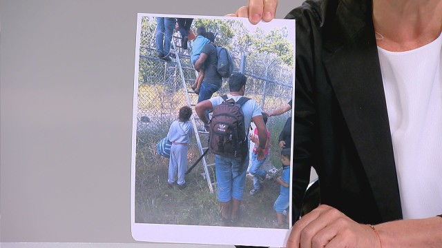 Елена Йончева показа как мигранти прескачат оградата