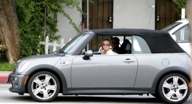 10 знаменитости с евтини коли