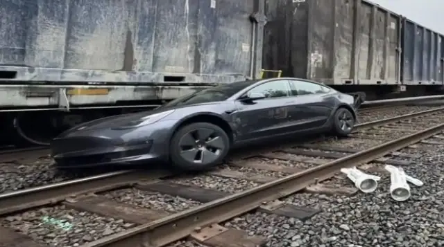Автопилотът на Tesla вкара семейство под влак | интерФакти.БГ Автопилотът на Tesla вкара семейство под влак