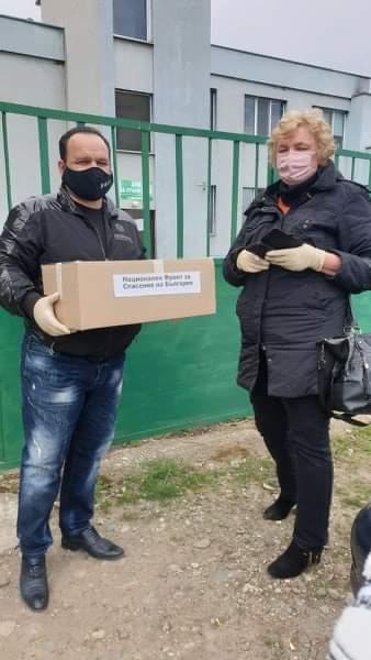 НФСБ с дарение за лекарите и жителите на Дупница, в Котел помагат като доброволци