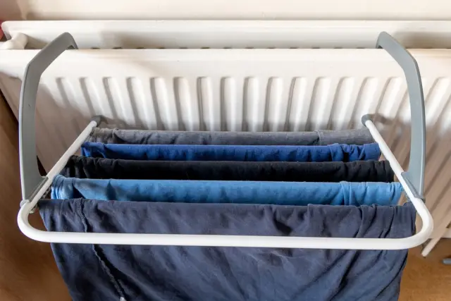 Сушенето на дрехи върху радиатор увеличава сметките