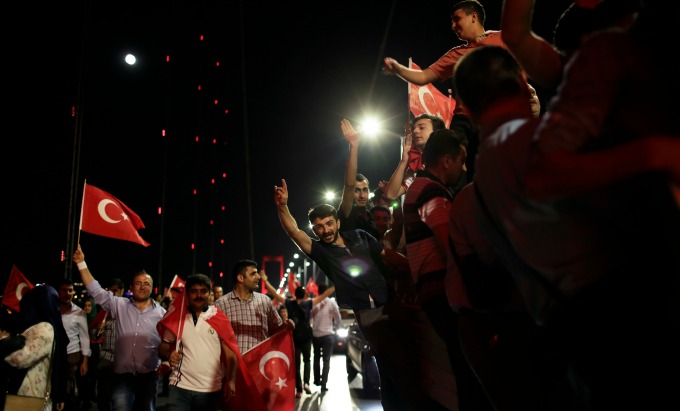 Хиляди излязоха край Босфора в подкрепа на Ердоган