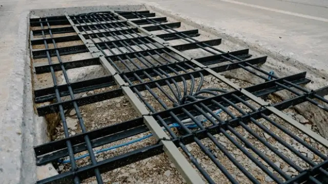 Инженери създадоха път, който зарежда електрически камиони в движение