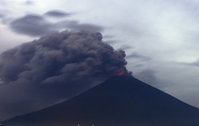 Лава и пепел покриват остров Бали (ВИДЕО+СНИМКИ)