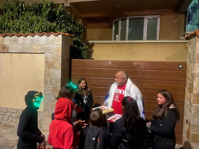 Деца изкараха Бойко Борисов пред дома му по кърпа (СНИМКИ)