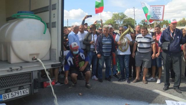  Фермери блокираха пътя София-Варна, възпламениха вълна на шосето (СНИМКИ) 