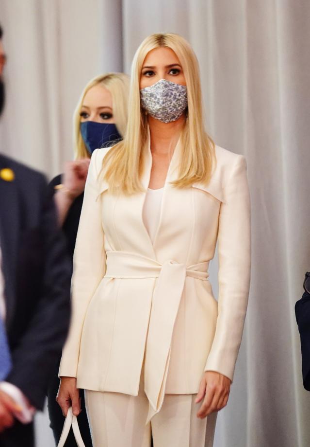  Пълен контрастност сред първата дама и първата щерка (СНИМКИ) 