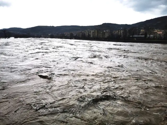 Потоп в Крумовградско: Придошла река скъса мост и наводни пътища, ниви и помпени станции ВИДЕA+СНИМКИ